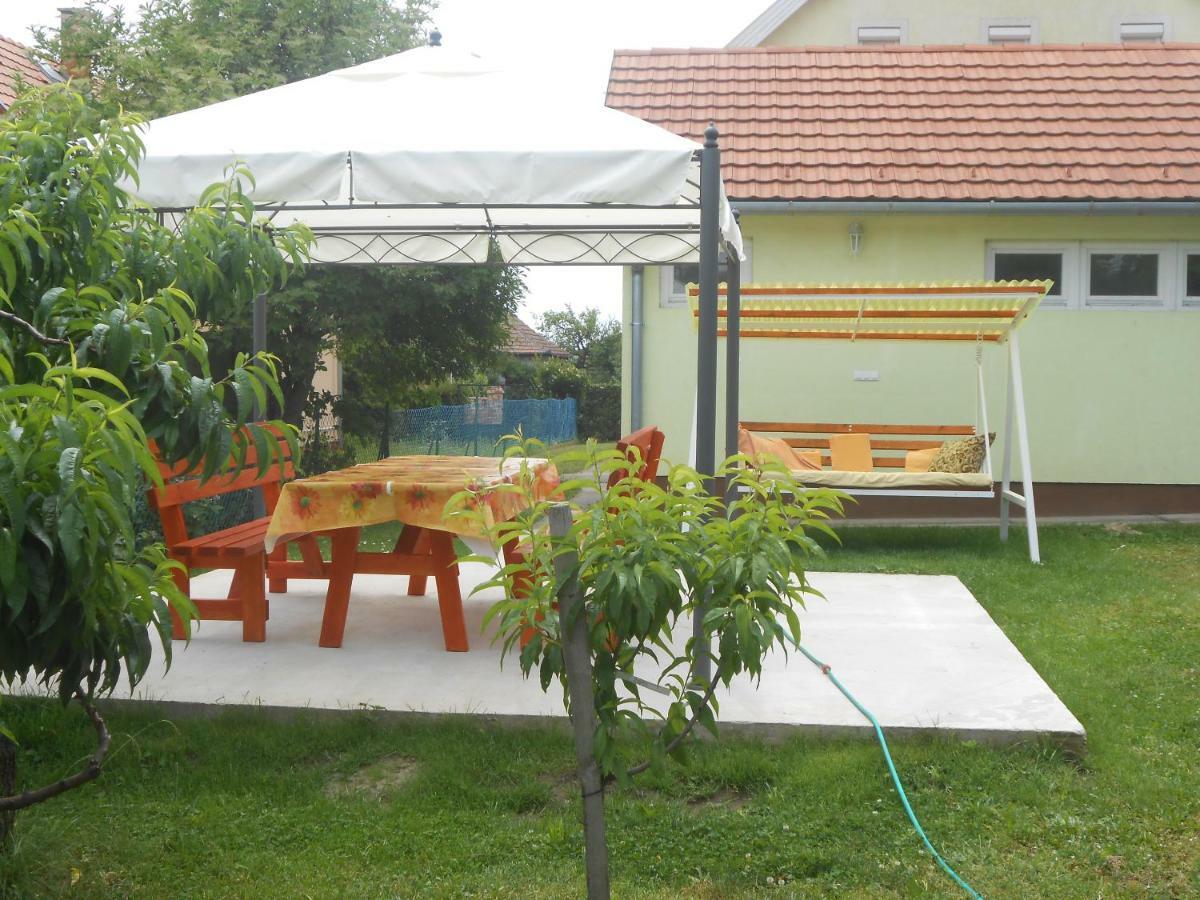 Nora Apartman Apartment Balatonfůzfő Exterior foto